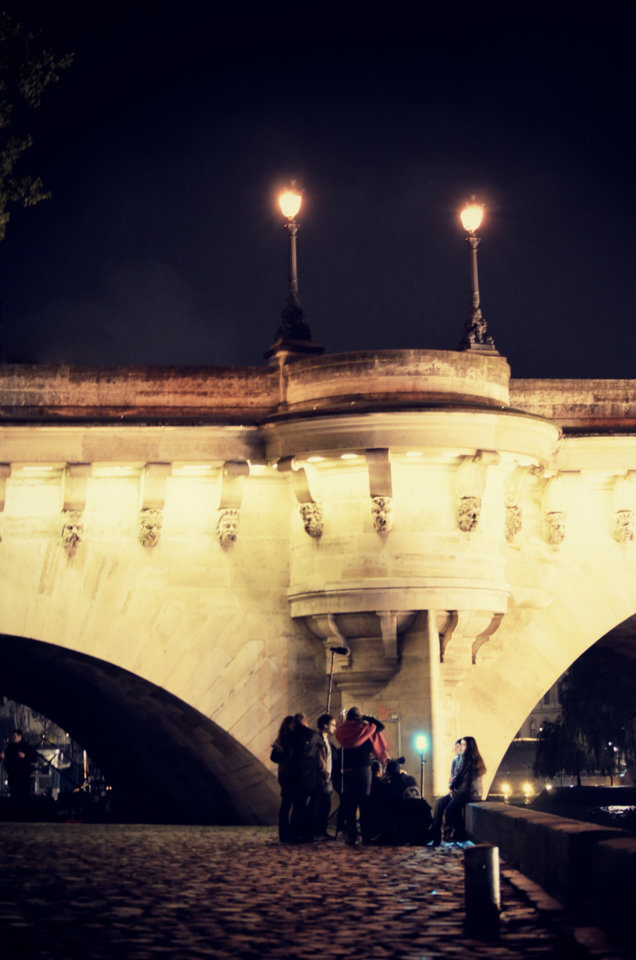 Photo de plateau - L'équipe en plein tournage de nuit sur les quais de Seine pour le court métrage Valentine's Shit.