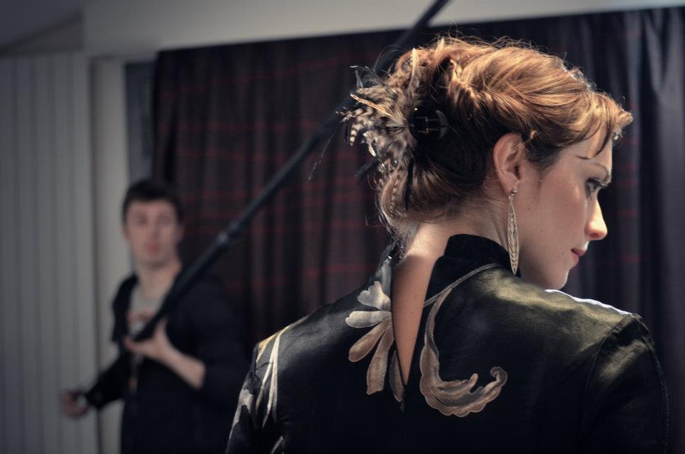 Photo de plateau de tournage du long métrage Le Dragon & le Phoenix - L'actrice principale et le perchman.