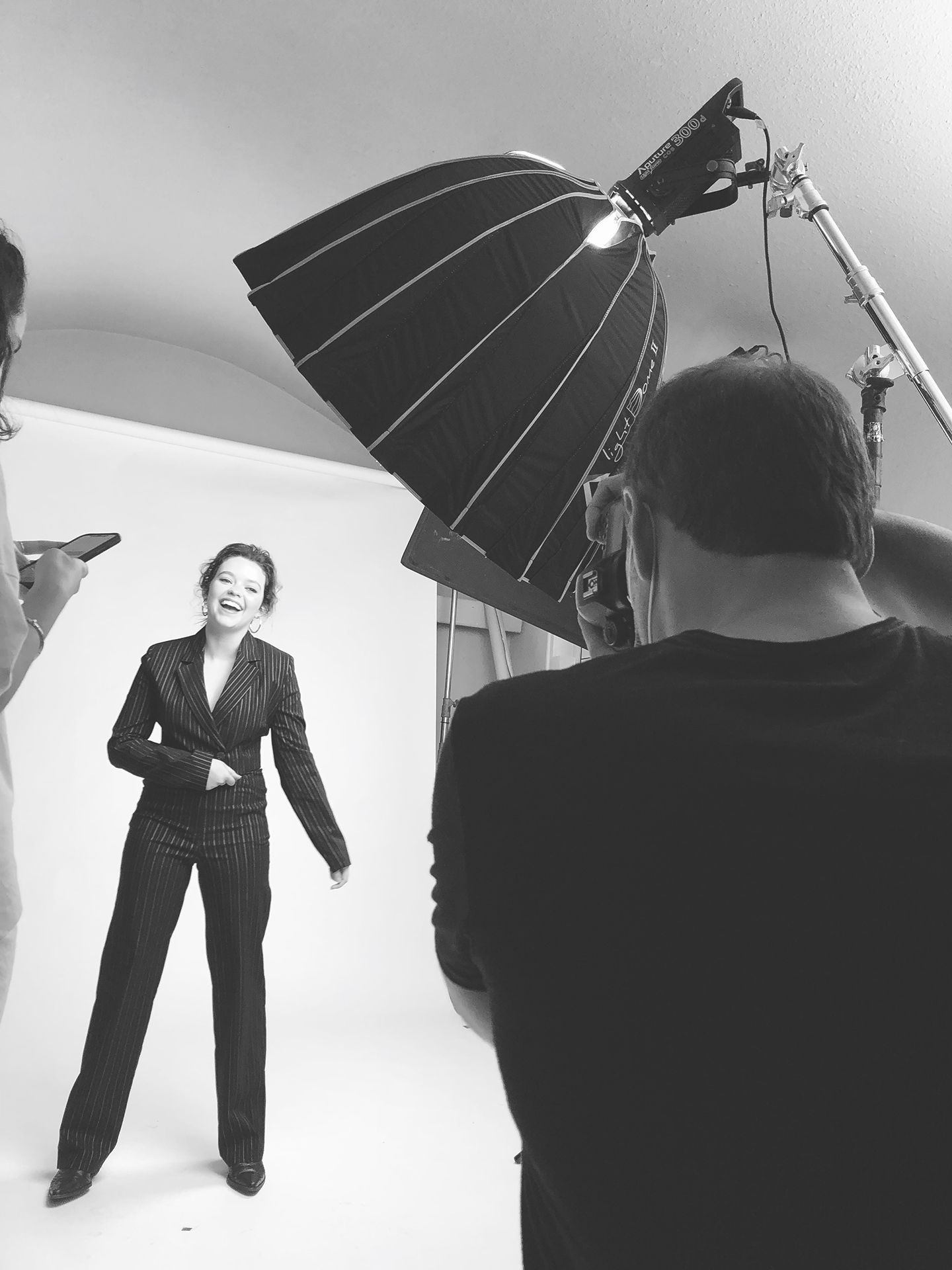 Behind the scenes - black and white photo of a photoshoot of american actress Jade Pettyjohn